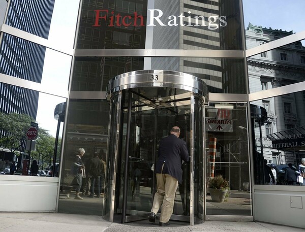 Handelsblat: Ο Fitch αναμένει περαιτέρω εξυπηρέτηση του ελληνικού χρέους από το Euro group