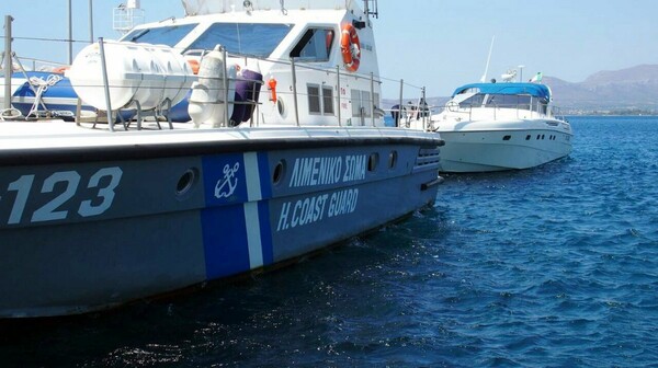 Στον Πειραιά οι 17 Τούρκοι που αποβιβάστηκαν στις Οινούσσες και ζητούν πολιτικό άσυλο