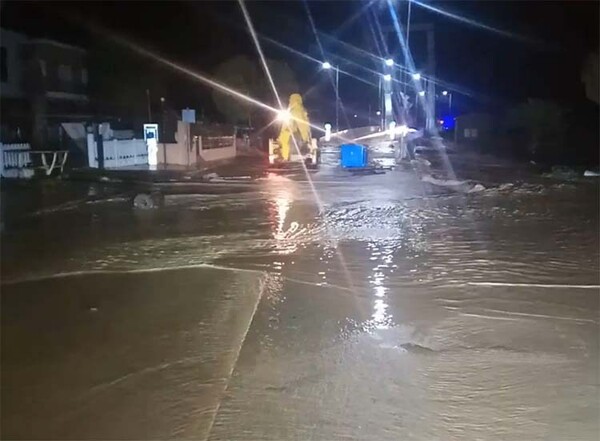 Προβλήματα από την κακοκαιρία στη Λάρισα: Πλημμύρες και κατολισθήσεις στα παράλια της Αγιάς