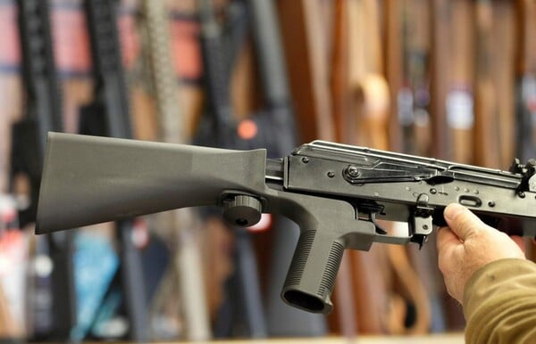 Τι είναι το bump stock, το φονικό αξεσουάρ που ο Τραμπ θέλει να απαγορεύσει υπό το κύμα αγανάκτησης για την οπλοκατοχή