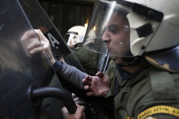 Επίθεση από τα ΜΑΤ καταγγέλλει η Ένωση Φωτορεπόρτερ Ελλάδας