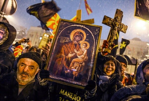 Στους δρόμους εθνικιστές Σκοπιανοί με αίτημα την μη αλλαγή της ονομασίας - Έκαψαν ελληνική σημαία (upd)