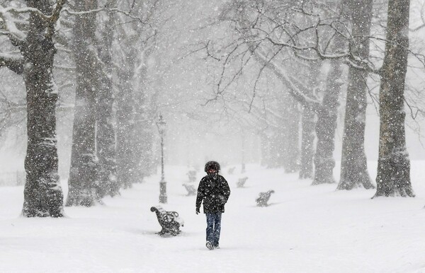 Σιβηρικές χιονοθύελλες πλήττουν Βρετανία και Ιρλανδία - Στους 54 οι νεκροί από το κύμα ψύχους σε όλη την Ευρώπη