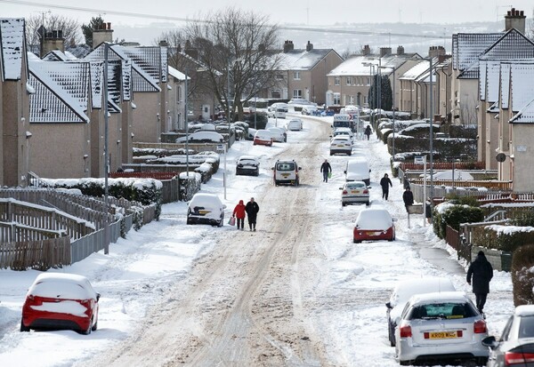 Σιβηρικές χιονοθύελλες πλήττουν Βρετανία και Ιρλανδία - Στους 54 οι νεκροί από το κύμα ψύχους σε όλη την Ευρώπη