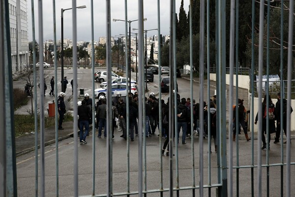 Επεισόδια και χημικά στο συλλαλητήριο των εκπαιδευτικών στο υπ. Παιδείας