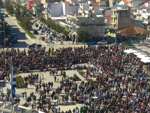 Σε εξέλιξη το συλλαλητήριο για τους δύο Έλληνες στρατιωτικούς στην Ορεστιάδα (φωτο + βίντεο)