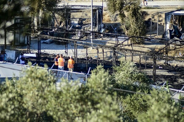 Επεισόδια, φωτιές και κρότου λάμψης στη Μόρια: Πρόσφυγες διαμαρτύρονται για τον εγκλωβισμό τους στη Λέσβο