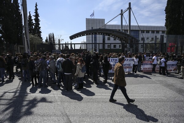 Παράσταση διαμαρτυρίας της ΠΟΣΔΕΠ στο υπουργείο Παιδείας το μεσημέρι