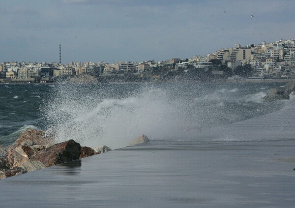 Κέρκυρα: Απαγορευτικό απόπλου λόγω των ισχυρών ανέμων στο Ιόνιο