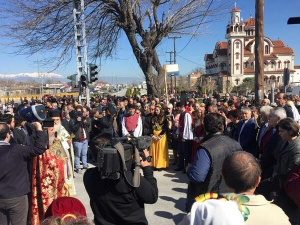 Διαμαρτυρία κατοίκων στη Λάρισα για τον θάνατο της 28χρονης Πωλίνας - «Όχι άλλο αίμα στη συνοικία μας»