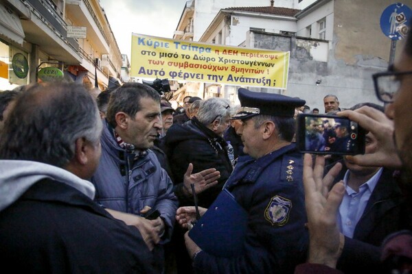 Ένταση και χημικά έξω από τον χώρο που θα μιλήσει ο Τσίπρας στην Τρίπολη