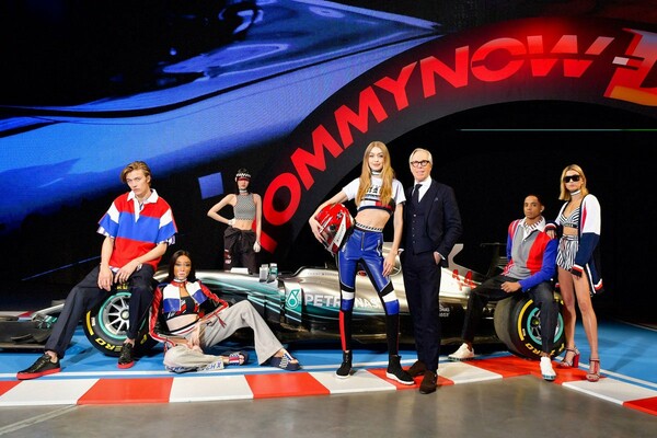 Ο Tommy Hilfiger παρουσίασε το TOMMYNOW «DRIVE» στην πασαρέλα του Μιλάνου