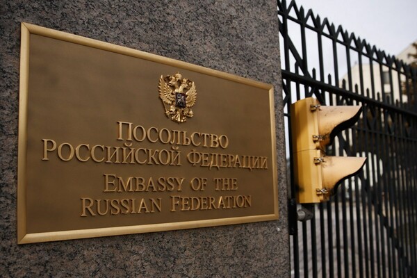 Η Μόσχα υποστηρίζει πως οι μυστικές υπηρεσίες των ΗΠΑ προσεγγίζουν Ρώσους διπλωμάτες που απελαύνονται