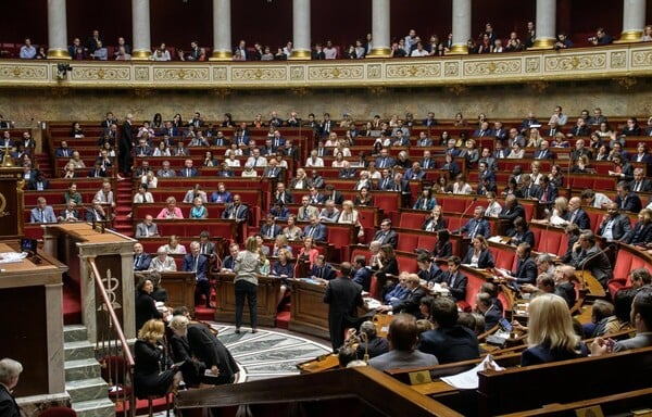 Η γαλλική κυβέρνηση μειώνει κατά το ένα τρίτο τον αριθμό των βουλευτών και γερουσιαστών