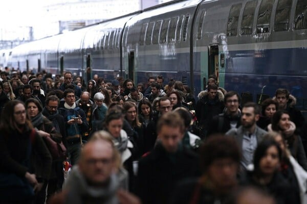 «Mαύρη Τρίτη» στις μεταφορές στη Γαλλία - Μεγάλα προβλήματα στα σιδηροδρομικά και στα αεροπορικά δρομολόγια