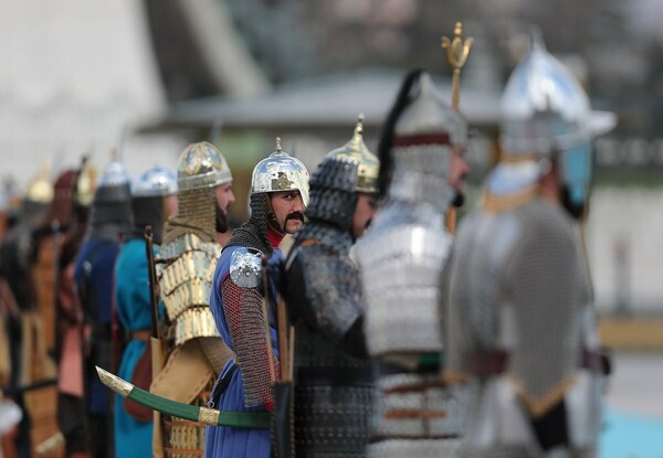 Υπεραπαραγωγή η υποδοχή του Πούτιν από τον Ερντογάν - Άλογα, βασιλικοί φρουροί και μεγαλοπρέπεια