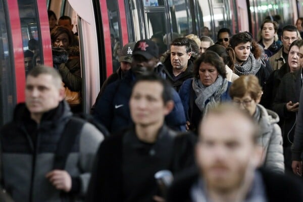 Ανάπαυλα στην ταλαιπωρία του κόσμου στη Γαλλία - Αποκαθίσταται σταδιακά η κυκλοφορία των τρένων