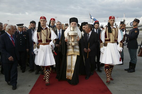 Έφτασε το Άγιο Φως στην Αθήνα - Με τιμές αρχηγού κράτους έγινε η υποδοχή του