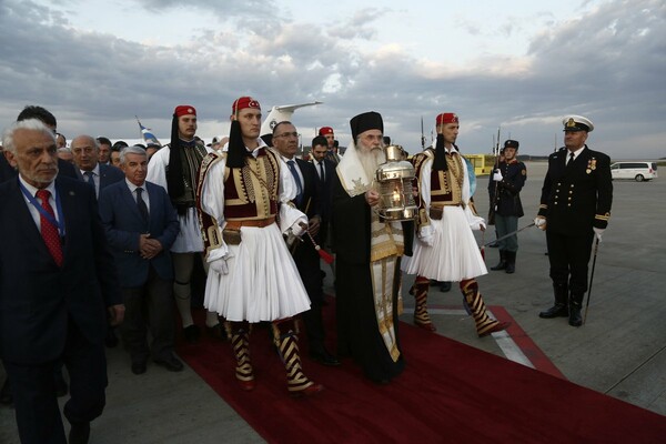 Έφτασε το Άγιο Φως στην Αθήνα - Με τιμές αρχηγού κράτους έγινε η υποδοχή του