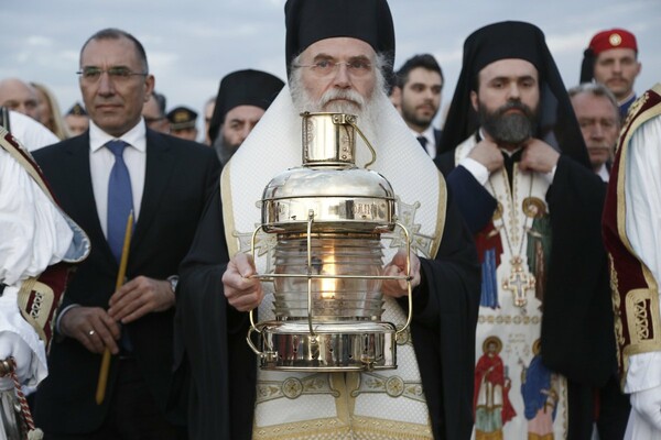 Έφτασε το Άγιο Φως στην Αθήνα - Με τιμές αρχηγού κράτους έγινε η υποδοχή του