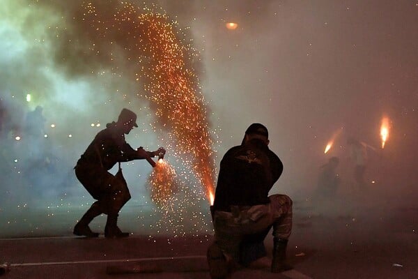 1000 σαΐτες κάηκαν στον φετινό σαϊτοπόλεμο στην Καλαμάτα - ΕΙΚΟΝΕΣ & ΒΙΝΤΕΟ