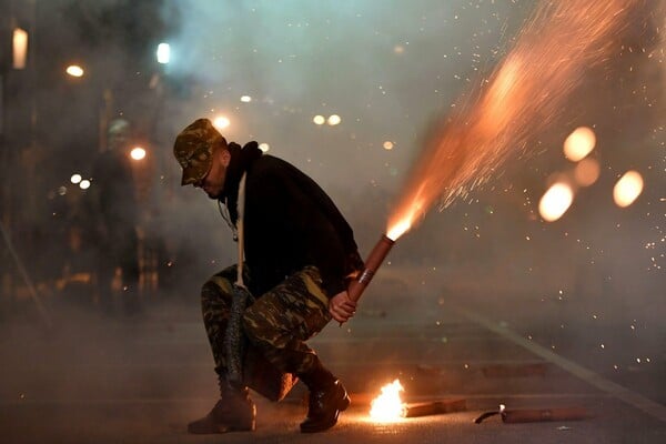 1000 σαΐτες κάηκαν στον φετινό σαϊτοπόλεμο στην Καλαμάτα - ΕΙΚΟΝΕΣ & ΒΙΝΤΕΟ