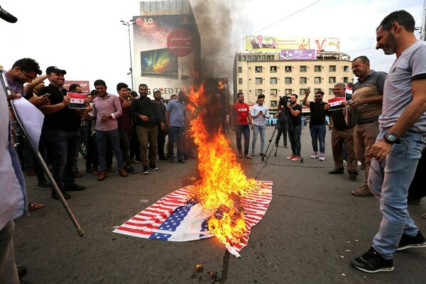 Στο Ιράκ έκαψαν αμερικανικές σημαίες για τον βομβαρδισμό στη Συρία