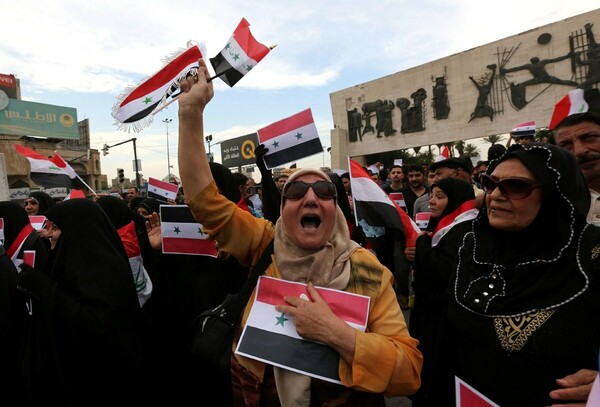 Στο Ιράκ έκαψαν αμερικανικές σημαίες για τον βομβαρδισμό στη Συρία