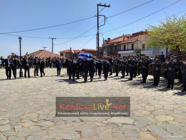 Σε λαϊκό προσκύνημα η σορός του Γιώργου Μπαλταδώρου - Τυλιγμένο με τη γαλανόλευκη το φέρετρο