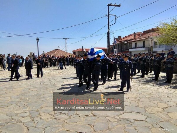 Σε λαϊκό προσκύνημα η σορός του Γιώργου Μπαλταδώρου - Τυλιγμένο με τη γαλανόλευκη το φέρετρο