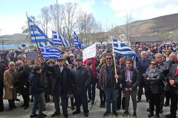 Πορεία στη Καστοριά για τους δύο Έλληνες στρατιωτικούς - «Αφήστε τα παιδιά μας ελεύθερα»