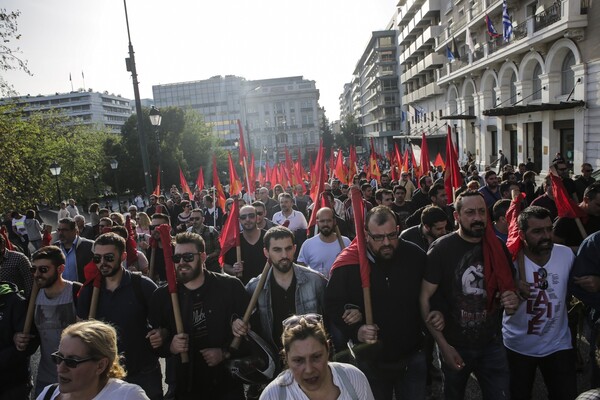 Αθήνα: Καμένες σημαίες και αντιπολεμικά συνθήματα στο μαζικό συλλαλητήριο για τη Συρία