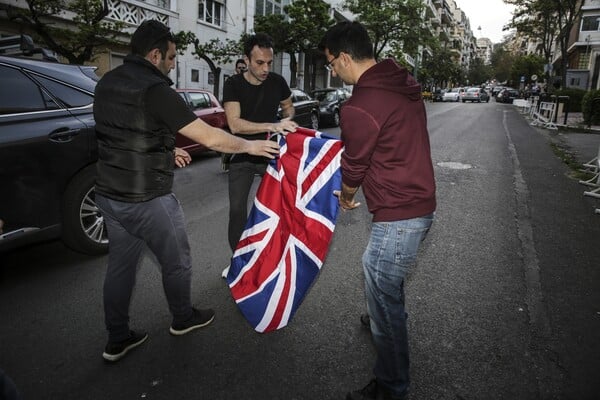 Αθήνα: Καμένες σημαίες και αντιπολεμικά συνθήματα στο μαζικό συλλαλητήριο για τη Συρία