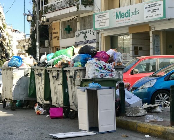 Με χωματερή μοιάζουν περιοχές του Πειραιά - Τι απαντά ο δήμος για τα βουνά με τα σκουπίδια