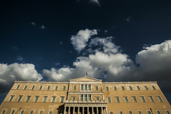 Τροπολογίες για κατάργηση του «κουκουλονόμου» και αλλαγές στη λήψη DNA