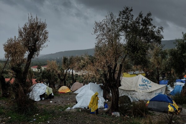 Ένοπλες Δυνάμεις: Στη Λέσβο και τη Σάμο παραμένουν υπεράριθμοι οι πρόσφυγες