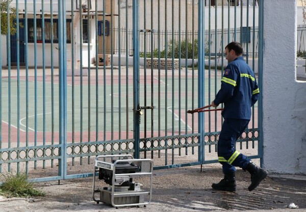 Σαντορίνη: Χρυσαυγίτες κλείδωσαν σχολείο και τρομοκράτησαν μαθητές για να μην κρατήσει τη σημαία αλλοδαπή μαθήτρια