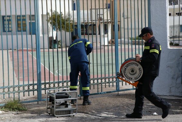 Σαντορίνη: Χρυσαυγίτες κλείδωσαν σχολείο και τρομοκράτησαν μαθητές για να μην κρατήσει τη σημαία αλλοδαπή μαθήτρια