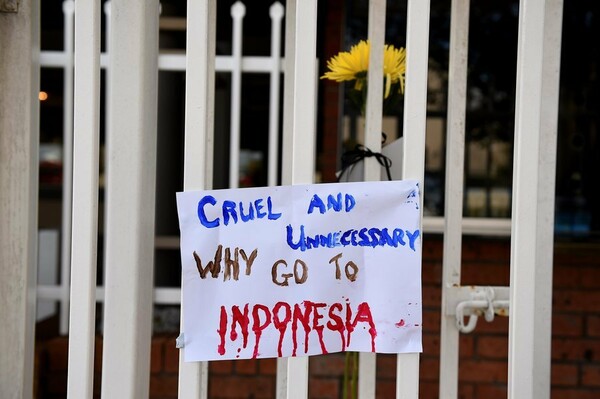 Ψέλνοντας οδηγήθηκαν στο εκτελεστικό απόσπασμα οι 8 θανατοποινίτες στην Ινδονησία
