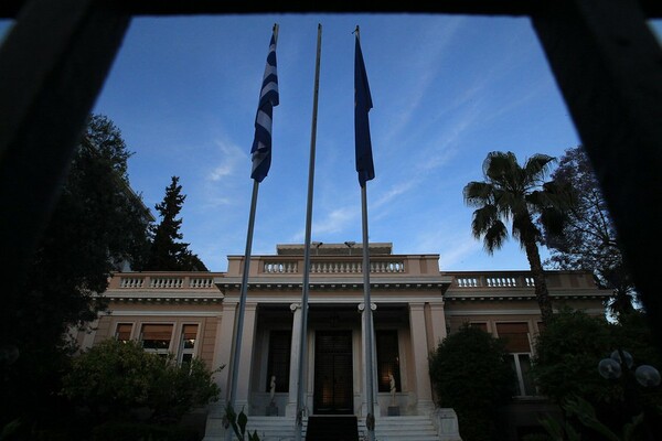 Συνάντηση Τσίπρα με Βαρουφάκη και Τσακαλώτο στο Μαξίμου