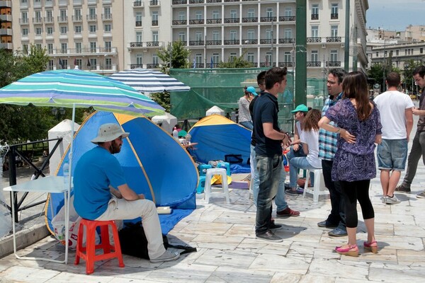 Φοιτητές της Αρχιτεκτονικής διαμαρτύρονται με σκηνές στην πλατεία Συντάγματος