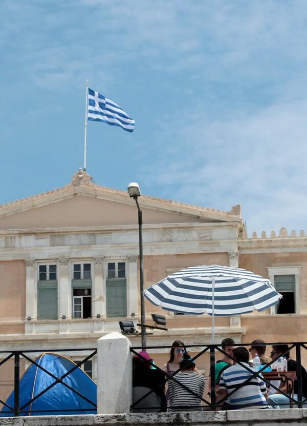 Φοιτητές της Αρχιτεκτονικής διαμαρτύρονται με σκηνές στην πλατεία Συντάγματος