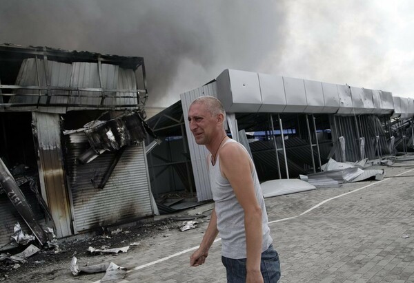 Σφοδρές μάχες στην ανατολική Ουκρανία απειλούν την εκεχειρία