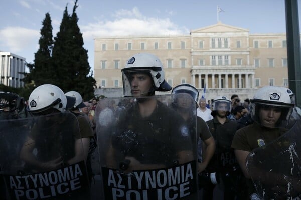 Χιλιάδες διαδηλωτές στο Σύνταγμα απόψε