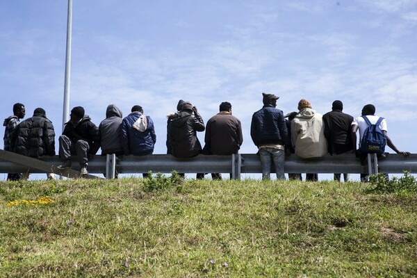 Σε μια νύχτα έγιναν 1.500 απόπειρες από μετανάστες να εισέλθουν στη σήραγγα της Μάγχης - Ένας νεκρός