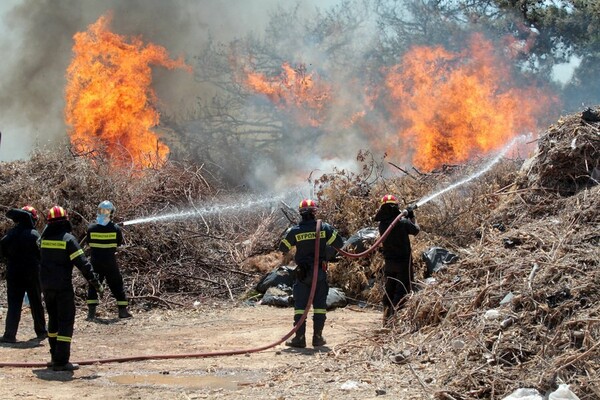 Κάηκαν ένα σπίτι και μία ταβέρνα από την πυρκαγιά στον Καρέα