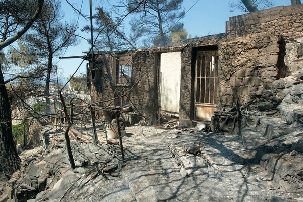 Κάηκαν ένα σπίτι και μία ταβέρνα από την πυρκαγιά στον Καρέα