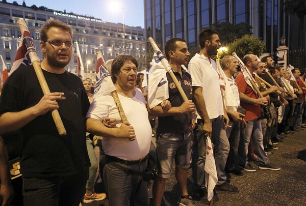 Κλειστό το κέντρο από την πορεία - Αστυνομία και κλούβες μπροστά από τη Βουλή