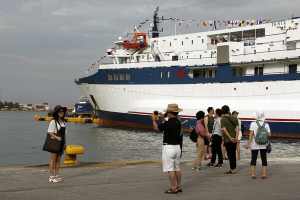 Οι τελευταίοι Αθηναίοι εγκαταλείπουν την πρωτεύουσα