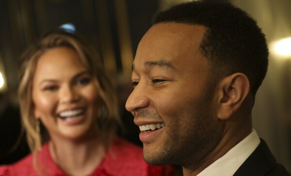 Η Chrissy Teigen γέννησε και το ανακοίνωσε με ένα ενθουσιώδες μήνυμα στο Twitter